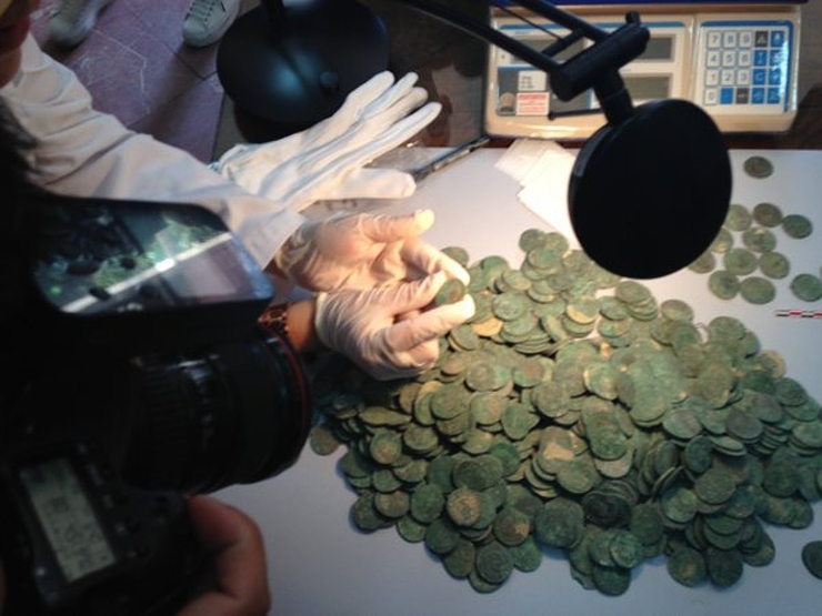 17 Mar 2016 They were repairing pipes, found 600 kilos of treasure