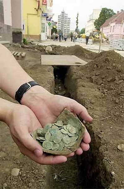 8.5.2002 574 bei Ausgrabungen gefundene Münzen