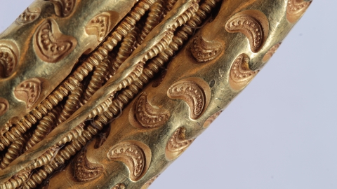 Detektorista objevil unikátní zlatý nákrčník, předznamenal objev sídliště z doby železné