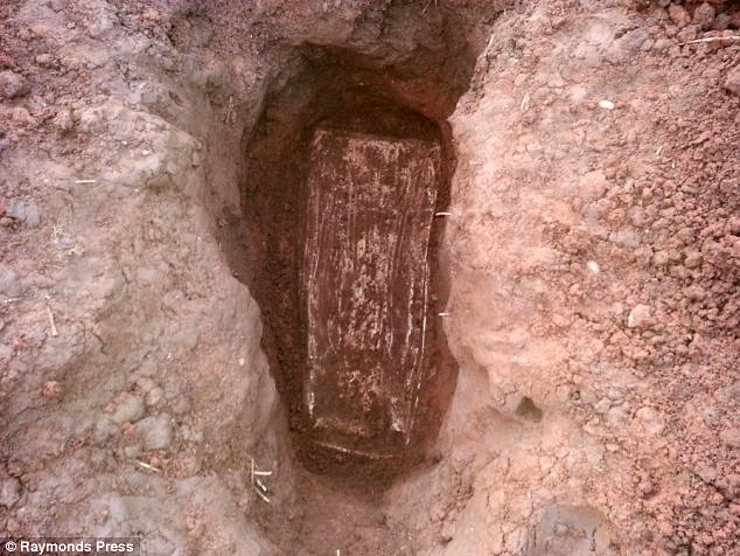 14. 3. 2013 Hledač pokladů našel římskou olověnou rakev