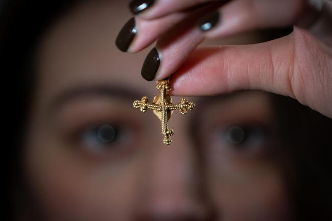 Pokrývač našel detektorem středověký zlatý kříž, prodal jej v aukci stovky tisíc