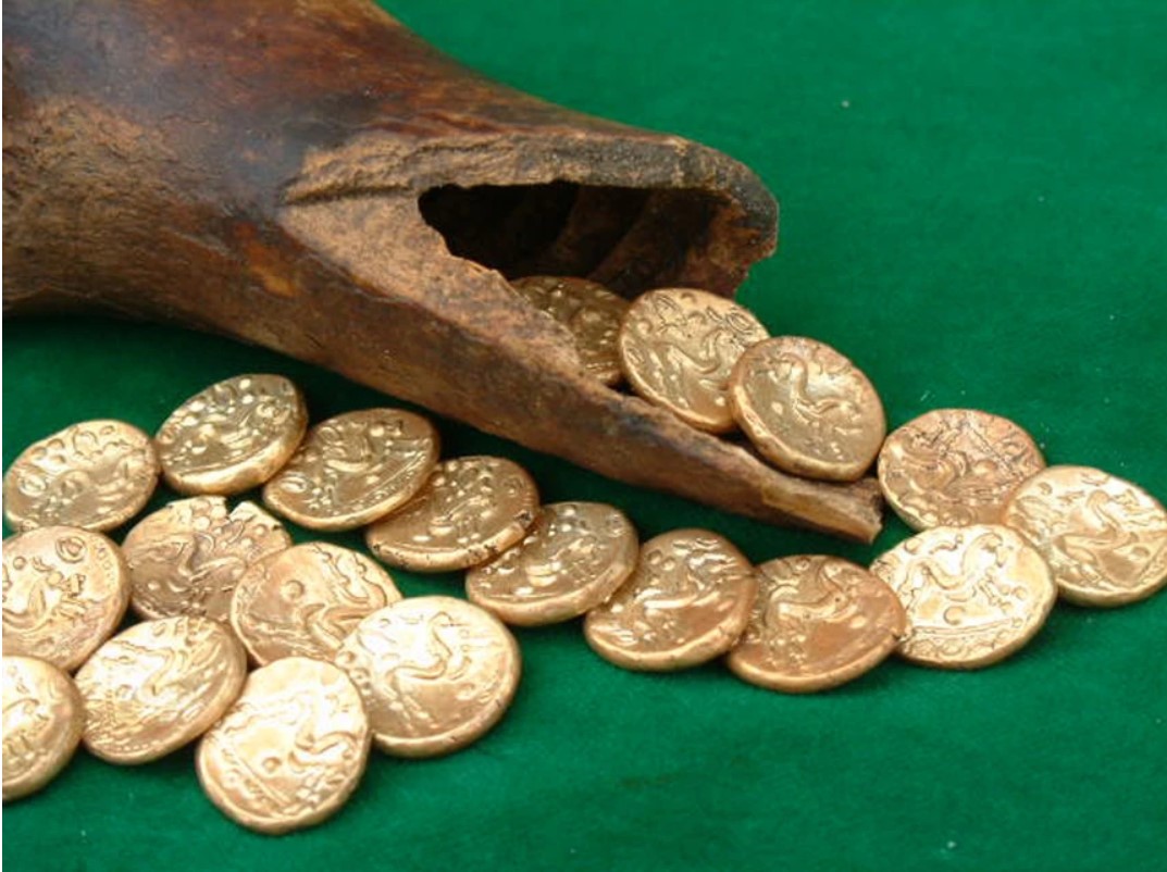 2 100 let staré zlaté mince v hovězí kosti