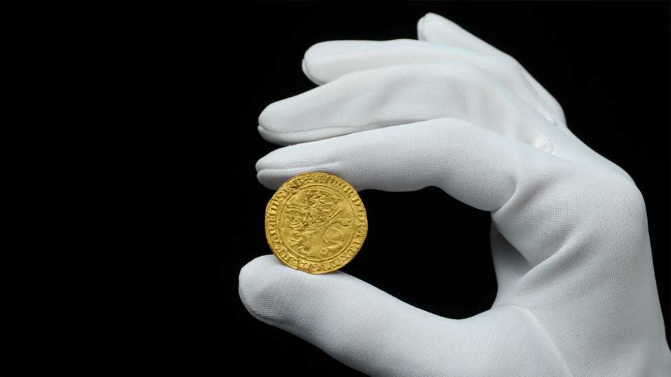 Detektorový nález středověké zlaté mince může být prodán za 4 miliony korun
