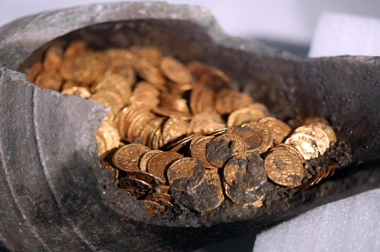 Roman treasure from Como: 5 kg of gold including 1 000 gold coins in a soapstone cooking pot