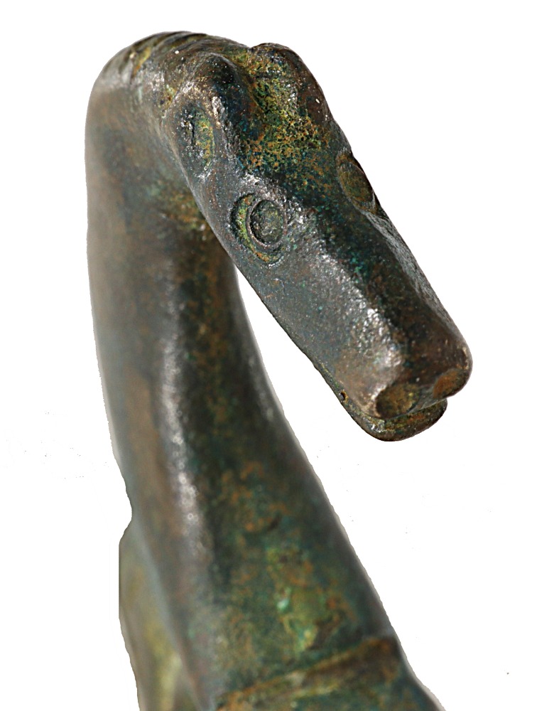 Detektorista našel světově unikátní, 2 000 let starou římskou brož ve tvaru koně