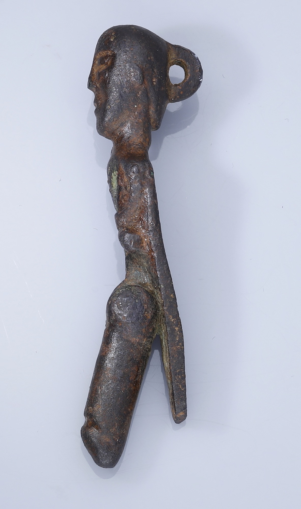 Detektorista našel unikátní keltskou figurku s obřím pohyblivým penisem