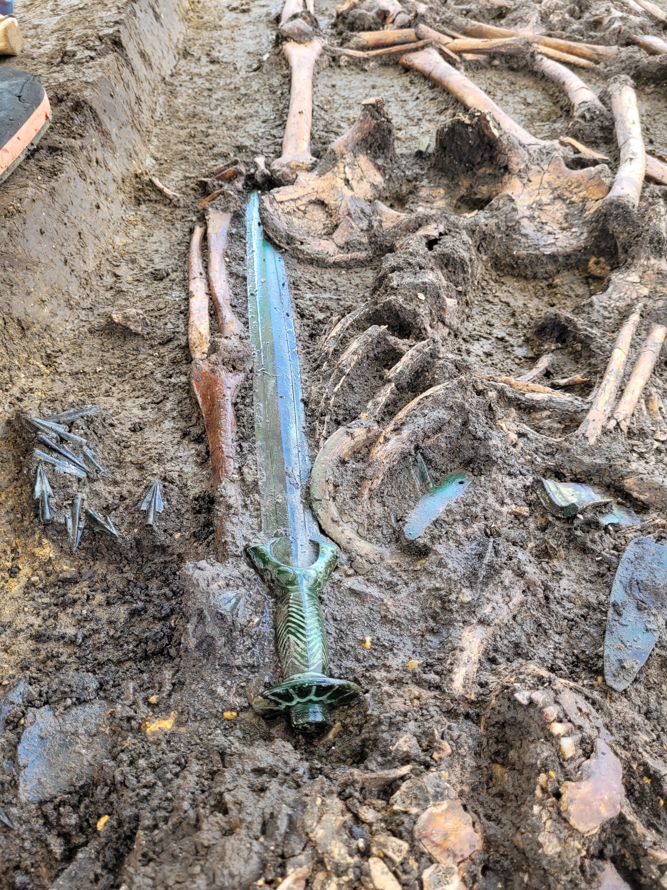 3.000 Jahre altes achteckiges Schwert in Bayern entdeckt - immer noch glänzend wie neu