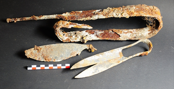 Keltské nůžky, fibula, meč a další předměty objevené pyrotechniky v Mnichově
