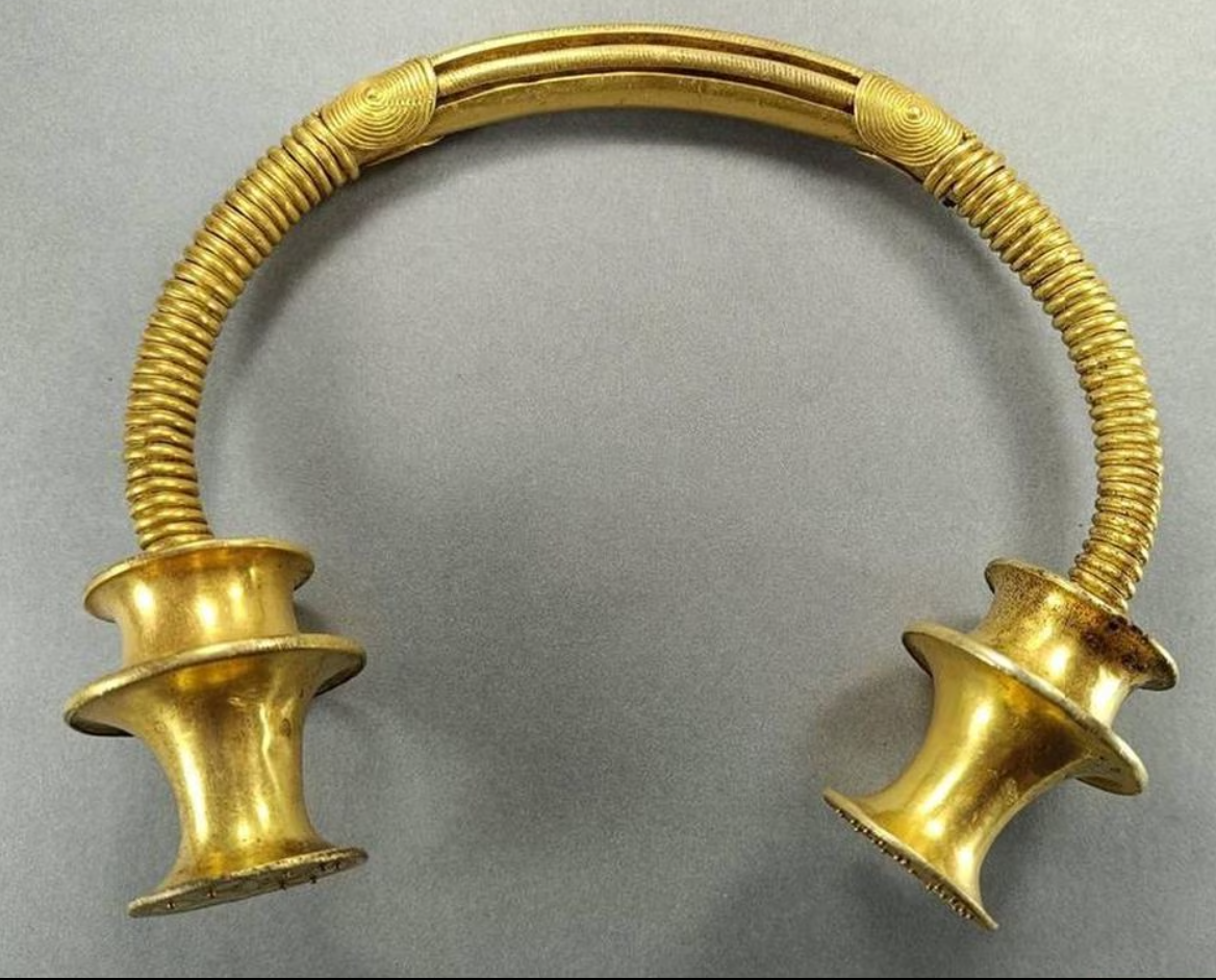 Waterworks worker discovers beautiful golden neckpieces from the Iron Age