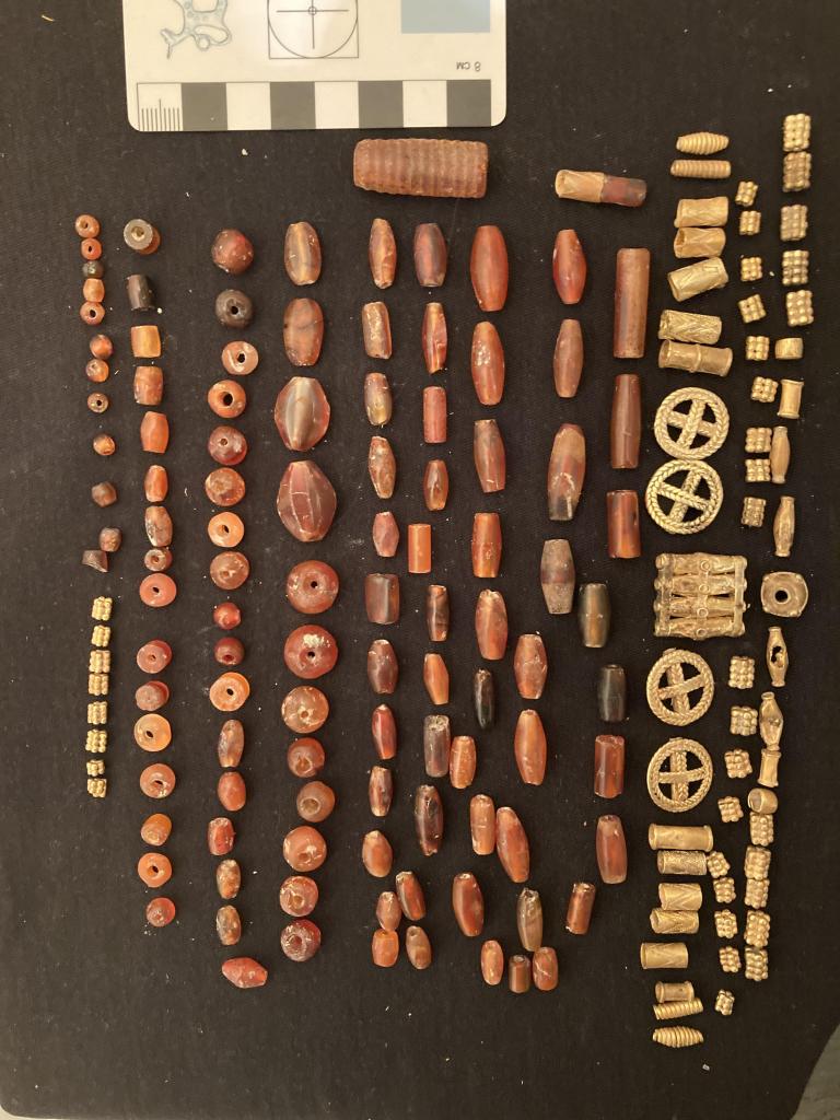 3 200 let staré zlaté náhrdelníky, korálky a šperky v dvojhrobu z doby bronzové