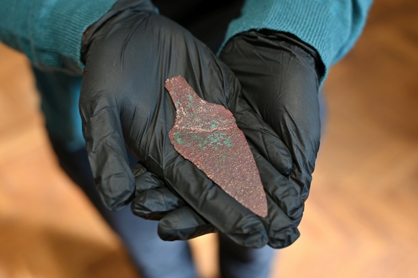Detektorový nález unikátní 4 000 let staré měděné dýky v Polsku