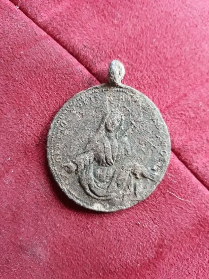 Nejspíš medailonek s Sv. Pannou Marii.
Rok původu neznámý. <--> 35 mm.