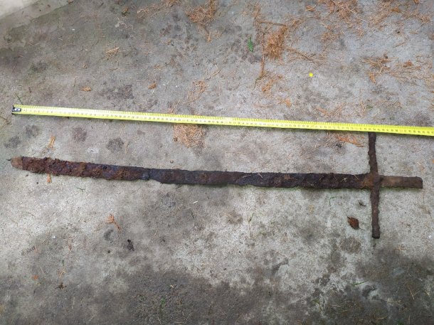 Prosím o radu , nevíte co by to mohlo být? může to být šavle ,nebo jen kus železa?  délka cca 93cm (na fotu), čepel kónického tvaru, nalezen v lese tak 8 cm hlu