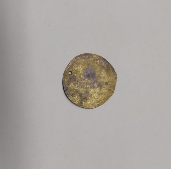 Na poli jsem našel tuto minci. Má průměr 2 cm a nevím si rady s určením. Již jsem zkusil vše, ale nemůžu dohledat žádné informace o této minci. Můžu poprosit o 
