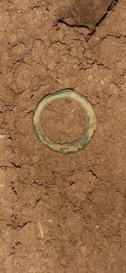 První hledačka na pěkném novém poli přinesla směsici všeho možného.
Nejhezčí je tenhle bronzový 3cm kroužek.