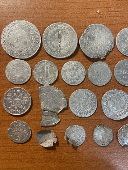 Většina mích stříbrných mincí nalezených s detektorem 