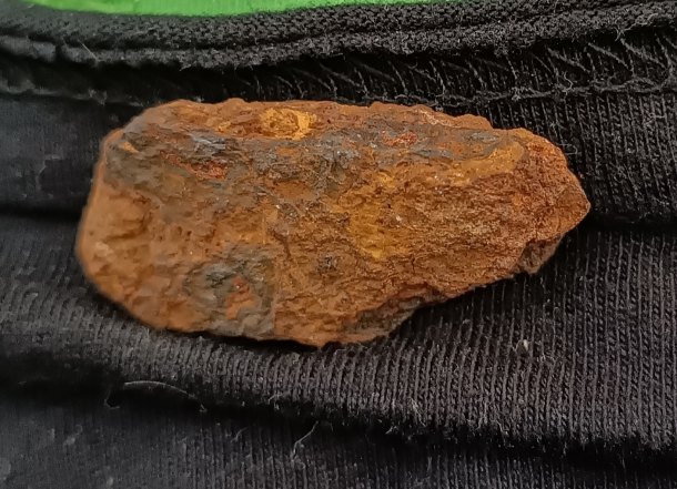 Vykopány kameň , no niesom si istý či to je meteorit mohli by ste my pomôcť?