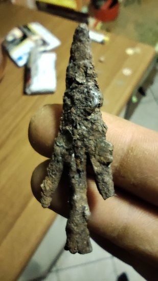 Znalezione w lesie, wymiary 6 cm długość 2 cm szerokość,waga 6,09g ktoś coś ?? 😁 Wiem że prawdopodobnie grot od strzały.