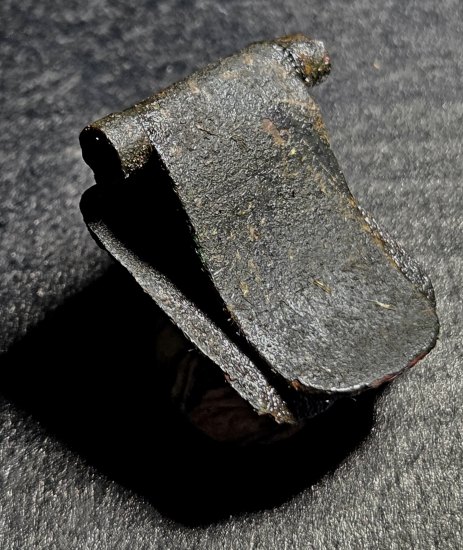 Co to je??
Materiál měď.
Rozměr 45×25mm.
Nějaká klipsna? Nalezeno s vojenským knoflíkem číslo 1.
Dekuji za každý názor. 