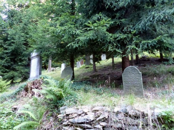 Lesní hřbitov.