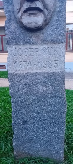 -- pomník Josefa Suka --