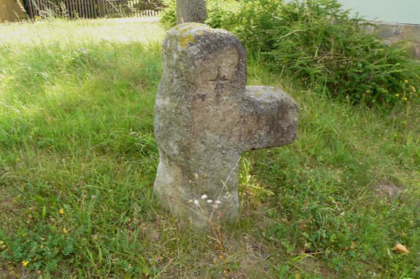 Kříž v obci Studenec.