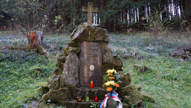 Pomník vyvražděné rodiny Jana Orsága na Jaseníkové (Karolinka)